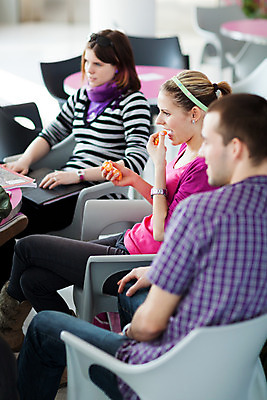 포토 JPG 해외이미지 학생 라이프스타일 여자 교육 남자 행복 교실 학교 사람 소년 20대 성인 야외 책 세명 친구 스터디 컴퓨터 공책 기쁨 작업 그룹 브레이크 대학교 긍정 해외202004 해외포토 감정 어린이 컨셉 관계 문구용품 청년 생활 전자제품 학습 파일형식 이미지허브