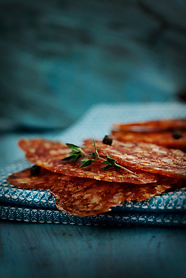 포토 JPG 해외이미지 접시 음식 조각 채소 건조 파슬리 육류 돼지고기 요리 사람없음 목재 빨간색 파란색 식사 저녁식사 이탈리아 흰색 시골 소시지 맛 아침식사 자르기 지중해 먹기 허브 매움 햄 슬라이스 베이컨 후추 모음 바질 훈제 프랑스어 살라미 초리조 치유 페퍼로니 해외202004 해외포토 나무 식물 문자 식기 유럽 바다 컬러 컨셉 식재료 재료 모션 한글 가공식품 향신료 파일형식 이미지허브