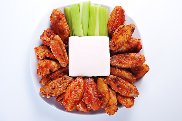 포토 JPG 해외이미지 실내 사람없음 양념치킨 흰배경 샐러리 닭날개 미국음식 해외202004 버팔로윙 블루치즈소스 해외포토 백그라운드 채소 서양음식 내부 치킨 닭고기 흰색 소스_음식 파일형식 이미지허브