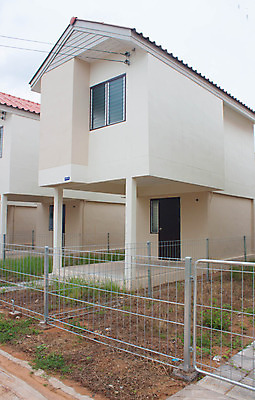 포토 JPG 해외이미지 모델 벽 태국 벽돌 주택 이야기 안전 풍경 잔디 사람없음 목재 문 차도 흰색 작음 초대 커뮤니티 이웃 개발 교외 예시 완벽 해외202004 해외포토 나무 식물 아시아 도로 컬러 컨셉 재료 건물 크기 파일형식 이미지허브