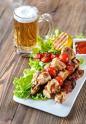 포토 JPG 해외이미지 접시 음료 토마토 채소 재료 유리 맥주 육류 요리 사람없음 빨간색 초록색 꼬치 그릴 상추 바비큐 케첩 레몬 닭꼬치 해외202004 해외포토 식기 음식 컬러 과일 식재료 재질 주방용품 주류 닭고기 소스 파일형식 생활용품 양념 오브젝트 이미지허브
