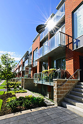 포토 JPG 해외이미지 나무 식물 외관 도로 건축양식 창문 유리 부동산 불꽃 벽돌 새로움 아파트 주택 사람없음 건물 여름 햇빛 맑음 발코니 도시 조경 커뮤니티 타운 연립주택 리빙 단계 노려봄 개발 줄서기 콘크리트 많음 해외202004 해외포토 건축물 계절 건축 길 컨셉 교통시설 모션 재질 불 날씨 표정 태양 재산 파일형식 이미지허브