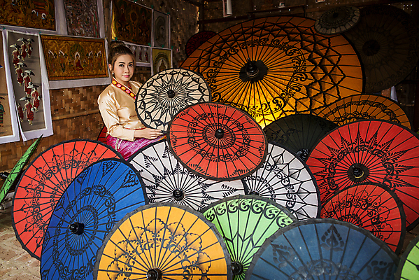 포토 JPG 해외이미지 전통 디자인 여자 아시아 분홍색 백그라운드 패턴 불교 오렌지 우산 벽지 미술 한명 동양인 장식 빨간색 초록색 파란색 컬러풀 태양 노란색 유행 보라색 표현 시장 클래식 보호 수집 예술가 라오스 수공예 구식 미얀마 해외202004 해외포토 자연요소 1 나라 종교 컬러 컨셉 무늬 과일 문화예술 사람 인종 공예 파일형식 이미지허브