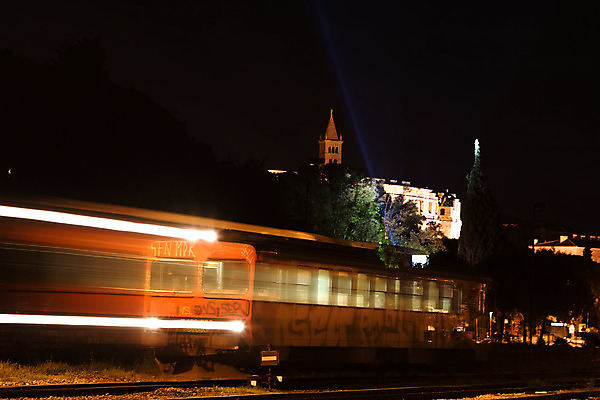 포토 JPG 해외이미지 나무 모션 하늘 전등 조명 사람없음 빨간색 반사 노란색 교회 탑 경기장 기차 역 야간 크로아티아 반사경 원형극장 해외202004 해외포토 자연요소 식물 건축물 유럽 육상교통 컬러 스포츠시설 종교건축 교통시설 대중교통 건물 극장 파일형식 이미지허브