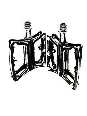 포토 JPG 해외이미지 스포츠 백그라운드 2 부분 모션 휴식 새로움 건강 사람없음 금속 자전거 검은색 기계 장비 수확 흰색 쌍 닫기 승차 철 오브젝트 순환 사이클링 기어 고립 철강 페달 해외202004 해외포토 컬러 컨셉 농업 재질 바이크 육상스포츠 파일형식 이미지허브