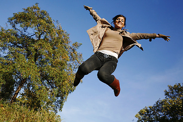 포토 JPG 해외이미지 나무 공원 여자 잎 자연 휴식 한명 사람 야외 달리기 점프 기쁨 아내 해외202004 해외포토 식물 1 공공시설 감정 컨셉 모션 생태계 파일형식 이미지허브