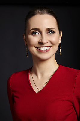 포토 JPG 해외이미지 스튜디오촬영 백인 웰빙 응시 여자 행복 얼굴 비즈니스 청소년 성공 검은배경 한명 미소 웃음 상반신 성인 빨간색 세로 금발 머리카락 비즈니스우먼 우아함 대표 미녀 만족 옷입기 여자한명만 카피스페이스 해외202004 해외포토 서양인 1 헤어스타일 시선 감정 컬러 백그라운드 컨셉 모션 실내 표정 사람 신체부위 머리 검은색 공백 직장인 미인 여자만 파일형식 이미지허브