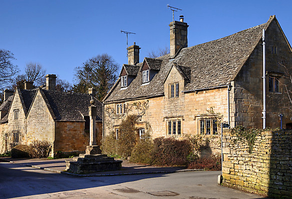 포토 JPG 해외이미지 영어 유럽 십자가 겨울 하늘 휴가 영국 잉글랜드 주택 사람없음 마을 봄 바위 역사 시골집 유럽연합 해외202004 해외포토 문자 계절 나라 건물 파일형식 이미지허브