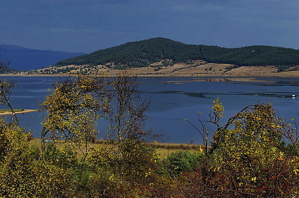 포토 JPG 해외이미지 나무 식물 호수 여행 낙엽 잎 밭 자연 휴식 산 건조 건강 파노라마 사람없음 야외 초록색 물 컬러풀 노란색 여행객 놀람 산책 하이킹 가을 나뭇가지 저수지 숲 댐 언덕 시골집 침엽수 불가리아 사방 해외202004 해외포토 자연요소 계절 공공시설 감정 컬러 컨셉 농업 레저 주택 촬영기법 표정 사람 생태계 파일형식 남유럽 이미지허브