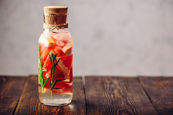 포토 JPG 해외이미지 유리병 실내 사람없음 자몽 로즈메리 나무탁자 자몽에이드 자몽주스 해외202004 해외포토 과일 탁자 병_용기 내부 과일주스 허브 에이드 파일형식 이미지허브