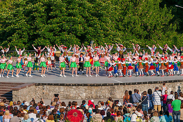 포토 JPG 해외이미지 전통 옷 여자 남자 문화 무기 빵 휴가 미소 소녀 이벤트 사람없음 빨간색 청춘 축제 공연 무대 흰색 잡기 그룹 자수 적재 실행 우크라이나 전국 줄서기 많음 해외202004 해외포토 유럽 어린이 음식 컬러 컨셉 모션 표정 사람 파일형식 이미지허브