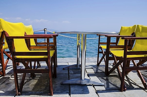 포토 JPG 해외이미지 커피 음료 밧줄 음식 바다 섬 여행 의자 탁자 하늘 아침 휴가 휴식 서브 앉기 풍경 사람없음 목재 여름 파란색 햇빛 태양 노란색 여행객 금속 식당 맑음 카페 뜨거움 은색 지중해 먹기 그리스 장면 포트 책임자 그리스인 수평선 해외202004 해외포토 주간 자연요소 서양인 나무 계절 유럽 줄 컬러 가구 컨셉 재료 모션 재질 날씨 사람 상점 파일형식 이미지허브