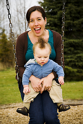 포토 JPG 해외이미지 백인 라이프스타일 공원 행복 감정 아들 어린이 포즈 자연 놀이 엄마 사랑 사람 소년 성인 야외 두명 유행 활발 표현 아기 잡기 닫기 놀이터 작음 그네 걸음마 결백 스타일 해외202004 해외포토 서양인 공공시설 남자 컨셉 가족 모션 생활 크기 생태계 파일형식 이미지허브