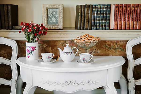 포토 JPG 해외이미지 식기 접시 디자인 꽃 가구 의자 유리 탁자 휴식 바닥 실내 이벤트 사람없음 내부 목재 장식 파티 식당 숟가락 식사 저녁식사 카페 방 흰색 축하 화려 재산 고급 우아함 서비스 냅킨 설정 점심식사 접수 해외202004 해외포토 나무 식물 컬러 생활용품 컨셉 재료 재질 수저 금융 상점 파일형식 이미지허브