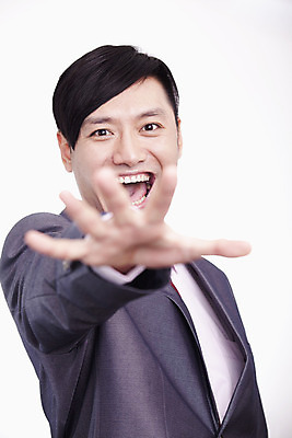 포토 JPG 해외이미지 스튜디오촬영 응시 회사 비즈니스 짧은머리 손바닥 한명 정장 손짓 상반신 20대 세로 컬러풀 중국 비즈니스맨 흰배경 흥분 옷입기 해외202004 해외포토 1 헤어스타일 손 시선 옷 남자 감정 아시아 컬러 백그라운드 모션 실내 사람 청년 흰색 직장인 파일형식 이미지허브