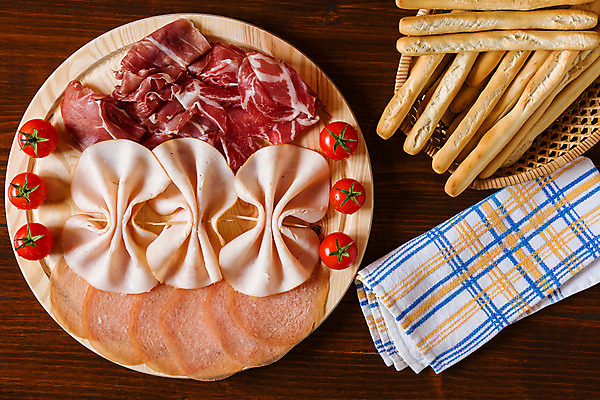 포토 JPG 해외이미지 음식 조각 토마토 방울토마토 도마 실내 육류 돼지고기 요리 사람없음 목재 가로 식사 저녁식사 이탈리아 시골 신선 원형 애피타이저 지중해 냅킨 햄 슬라이스 모음 점심식사 살라미 편육 해외202004 해외포토 도형 나무 유럽 바다 채소 식재료 재료 주방용품 한글 내부 파일형식 이미지허브