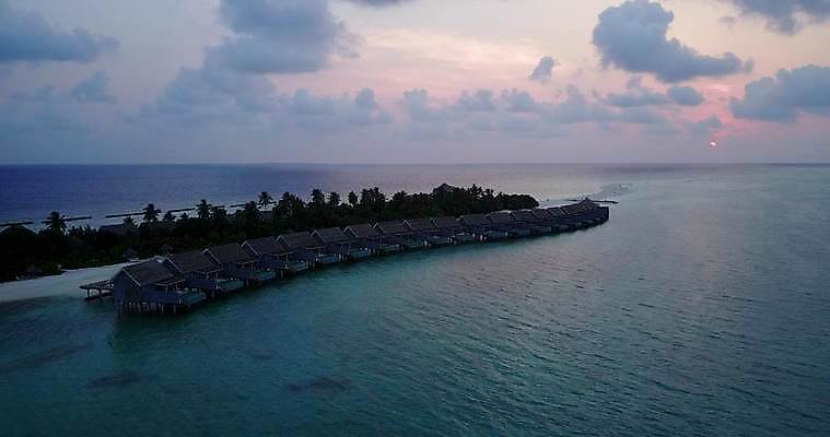 포토 JPG 해외이미지 바다 섬 백그라운드 자연 하늘 호텔 휴가 안테나 풍경 사람없음 물 여름 파란색 모래사장 맑음 흰색 고급 오두막 모래언덕 휴양지 석호 몰디브 드론 터키석 파라다이스 해외202004 해외포토 자연요소 계절 아시아 컬러 컨셉 통신 숙소 날씨 장소 보석 언덕 생태계 파일형식 이미지허브