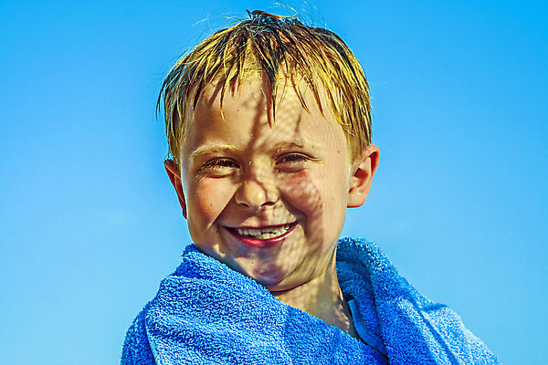 포토 JPG 해외이미지 백인 1 라이프스타일 손 남자 행복 얼굴 어린이 모래 장난 자연 놀이 휴식 한명 웃음 사람 소년 야외 물 파란색 수건 태양 갈색 수영 기쁨 젖음 뜨거움 스페인 황금 해외202004 해외포토 자연요소 서양인 감정 유럽 컬러 컨셉 표정 생활 신체부위 위생용품 수상스포츠 생태계 파일형식 이미지허브