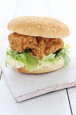 포토 JPG 해외이미지 패스트푸드 실내 사람없음 한개 햄버거 인스턴트 정크푸드 치킨버거 나무배경 해외202004 해외포토 1 음식 백그라운드 내부 파일형식 이미지허브