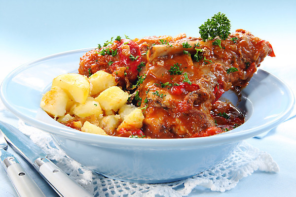 포토 JPG 해외이미지 음식 고추 양파 감자 파슬리 육류 사람없음 가로 파란색 사진촬영 식사 저녁식사 굽기 양고기 해외202004 해외포토 컬러 채소 식재료 촬영 구이 파일형식 이미지허브