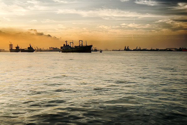 포토 JPG 해외이미지 구름 산업 파도 바다 여행 비즈니스 하늘 아침 풍경 사람없음 물 도시풍경 컬러풀 반사 노란색 일출 환경 항구 화목 침묵 화물 도시 만 보트 상품 화물선 상인 대만 상업 포트 닻 해외202004 해외포토 주간 자연요소 아시아 컬러 컨셉 배_교통 교통시설 노을 소리 운송업 파일형식 이미지허브