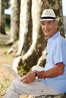 포토 JPG 해외이미지 나무 백인 여유 인터넷 통신 자연 한명 야외 노트북 디지털 흰색 시골 그물 숲 연결 은퇴 와이파이 멀리 공터 시민 고립 옛날 파나마 해외202004 해외포토 서양인 식물 1 감정 컬러 사람 전자제품 남아메리카 생태계 무선인터넷 국민 파일형식 이미지허브