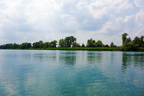 포토 JPG 해외이미지 나무 식물 구름 계절 호수 여행 자연 하늘 휴가 풍경 사람없음 야외 목재 초록색 물 여름 파란색 강 햇빛 환경 고요 활발 자유 시골 저수지 연못 신선 숲 땅 장면 생태학 해외202004 해외포토 자연요소 교육 컬러 컨셉 재료 태양 생태계 파일형식 이미지허브
