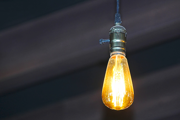 포토 JPG 해외이미지 오렌지 전구 상상 조명 아이디어 창조 사람없음 빛 어둠 힘 에너지 램프 투명 심볼 백열등 싱글 천장 문학 철사 튜브 스위치 해결 세대 빛망울 발견 혁명 고립 광 발명 텅스텐 필라멘트 효율 해외202004 해외포토 컨셉 과일 원소 파일형식 이미지허브