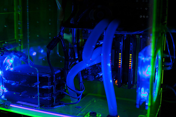 포토 JPG 해외이미지 인터넷 기술 실내 사람없음 초록색 물 파란색 빛 컴퓨터 상자 탑 디지털 보라색 자료 기계 게임 투명 액체 묘사 순환 전자 광 자외선 프로세서 핵심 아크릴 스타일 해외202004 해외포토 자연요소 건축물 컬러 모션 재질 놀이 내부 전자제품 파일형식 이미지허브