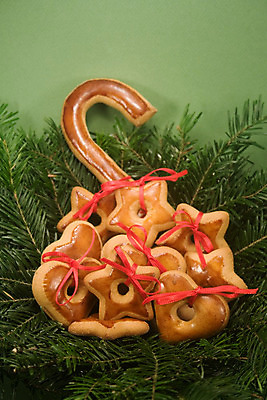 포토 JPG 해외이미지 나무 전통 계절 별 리본 음식 빵 크리스마스 겨울 휴가 디저트 주택 사람없음 장식 쿠키 축제 침묵 나뭇가지 하트 축하 대접 시간 달콤 굽기 묘사 활 상록수 침엽수 생강 고립 노엘 핸드메이드 홈메이드 해외202004 해외포토 자연요소 모양 식물 기념일 컨셉 채소 건물 소리 맛 구이 만들기 파일형식 이미지허브