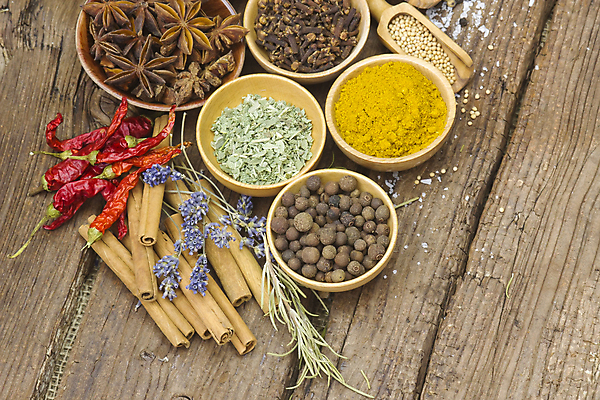 포토 JPG 해외이미지 백그라운드 잎 재료 고추 탁자 종류 요리 사람없음 목재 주방 숟가락 막대기 사발 선택 허브 향신료 국자 매움 아로마 소금 후추 카레 생강 라벤더 로즈메리 구성 시나몬 해외202004 해외포토 나무 식물 꽃 음식 가구 컨셉 채소 주방용품 수저 사기그릇 맛 향미료 파일형식 이미지허브