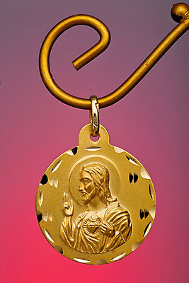 포토 JPG 해외이미지 모양 목걸이 사람없음 장식 빛 금속 황금 고급 우아함 보석 오브젝트 팬던트 스타일 해외202004 해외포토 컨셉 장신구 재질 광석 파일형식 이미지허브