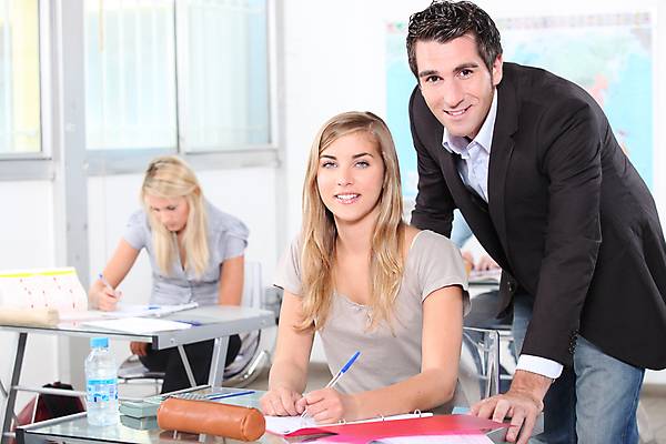 포토 JPG 해외이미지 백인 학생 교육 남자 교실 수업 실내 사람 앉기 풍경 소녀 세명 금발 연필 갈색 강사 교육자 교사 교수 흰색 기록 업무 도움 책상 확인 공평 해외202004 해외포토 서양인 직업 헤어스타일 여자 어린이 컬러 가구 컨셉 학교 모션 학용품 내부 필기구 작업 파일형식 이미지허브