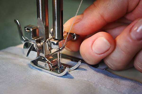 포토 JPG 해외이미지 손 실내 신체부위 바느질 재봉틀 재단 재단사 바늘땀 해외202004 해외포토 직업 사람 내부 파일형식 이미지허브