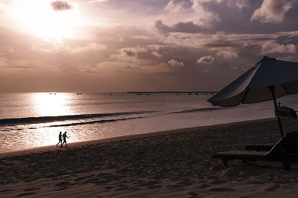 포토 JPG 해외이미지 구름 실루엣 모래 파도 바다 섬 여행 백그라운드 오렌지 자연 하늘 휴가 휴식 풍경 사람없음 빨간색 물 여름 파란색 빛 모래사장 햇빛 태양 노란색 일출 맑음 황혼 일몰 새벽 저녁 발리 내추럴 수평선 해외202004 해외포토 자연요소 계절 컬러 컨셉 과일 날씨 촬영기법 노을 야간 생태계 인도네시아 파일형식 이미지허브