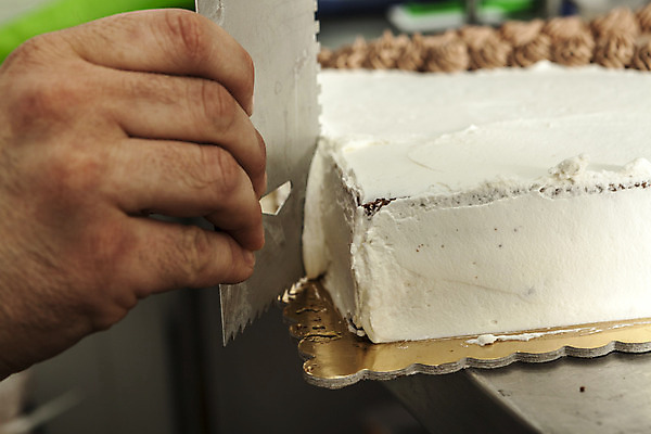 포토 JPG 해외이미지 접시 열매 꽃 음식 조각 백그라운드 과일 부분 딸기 디저트 요리 사람없음 장식 빨간색 컬러풀 케이크 초콜릿 얼음 검은색 빵집 흰색 대접 신선 화려 체리 우아함 달콤 맛 설탕 배열 먹기 크림 팬케이크 고립 카카오 타르트 페스츄리 핸드메이드 해외202004 해외포토 자연요소 식물 식기 빵 컬러 컨셉 모션 상점 파이_빵 파일형식 이미지허브