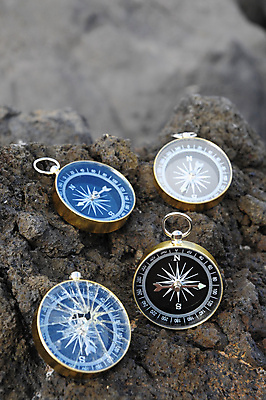 포토 JPG 해외이미지 1 라이프스타일 응시 남자 호수 바다 여행 백그라운드 컨셉 지도 가이드 자연 하늘 성공 건강 사람 사람없음 야외 세로 물 금속 탐험 골동품 흰색 재산 황금 나침반 방향 오브젝트 사인 암초 북쪽 동쪽 보물 네비게이션 남쪽 궤 깨짐 해외202004 해외포토 자연요소 직업 시선 컬러 재질 생활 금융 생태계 파일형식 이미지허브