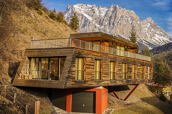 포토 JPG 해외이미지 나무 전통 디자인 문화 창문 자연 산 주택 사람없음 건물 목재 마을 시골 오스트리아 숲 알프스 절정 차고 눈내림 해외202004 해외포토 식물 건축물 유럽 재료 눈_날씨 생태계 파일형식 이미지허브