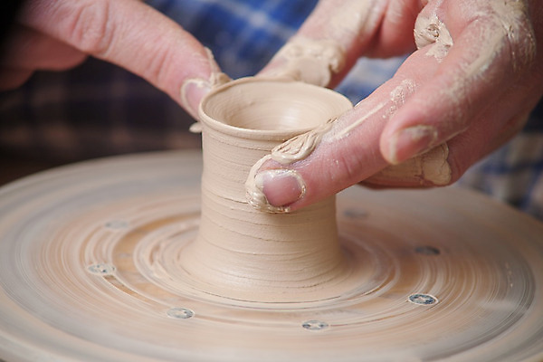 포토 JPG 해외이미지 손 손가락 기술 창조 미술 사람없음 컵 꽃병 젖음 터치 엄지손가락 조끼 업무 바퀴 항아리 도자기 원형 작업실 사발 던지기 성형수술 제조 냄비 집중 서식 함선 만들기 점토 진흙 장인 조형 주인 수공예 곰팡이 도예가 두더지 압력 핸드메이드 해외202004 해외포토 도형 직업 식기 꽃 컨셉 배_교통 모션 문화예술 신체부위 외투 작업 사기그릇 수술 솥 공예 파일형식 이미지허브