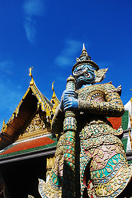 포토 JPG 해외이미지 전통 외관 아시아 종교 문화 조각 불교 건축양식 태국 미술 경비 안전 동양인 사람없음 빨간색 조각상 궁전 사찰 막대기 수비 황금 고급 악마 직원 클럽 방콕 보안 대문 봉 수도원 동쪽 거인 보호자 송곳니 몬스터 해외202004 해외포토 건축 나라 컬러 컨셉 고건축 종교건축 모션 문화예술 인종 조형물 문 치아 보호 방향 파일형식 이미지허브