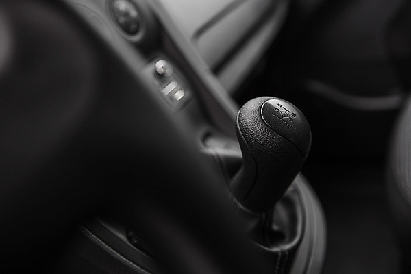 포토 JPG 해외이미지 디자인 스포츠 여행 이동 컨셉 교통시설 자동차 새로움 실내 손잡이 안전 사람없음 내부 빛 달리기 금속 검은색 힘 장비 운전 판넬 바퀴 막대기 운전사 고급 가죽 속도 엔진 기어 계기판 속도계 자동 제어 스타일 해외202004 해외포토 직업 육상교통 컬러 교통 모션 재질 시설 파일형식 이미지허브