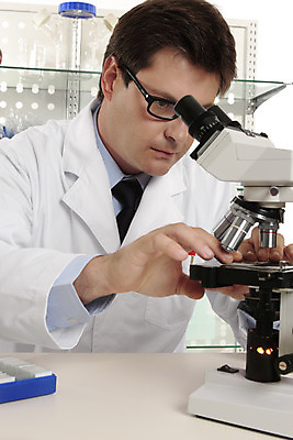 포토 JPG 해외이미지 직업 남자 과학 선반 직장 현미경 실험 한명 사람 성인 견본 관찰 실험복 작업 실험실 확대 연구원 과학자 분석 호기심 생물학 발견 해외202004 해외포토 1 교육 감정 가구 컨셉 회사 모션 실험기구 가운 학자 파일형식 이미지허브