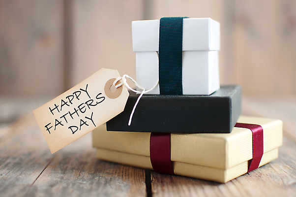 포토 JPG 해외이미지 행복 선물 사람없음 상자 꼬리표 라벨 인사 신용카드 아빠 해외202004 해외포토 감정 가족 프레임 금융 예절 파일형식 이미지허브