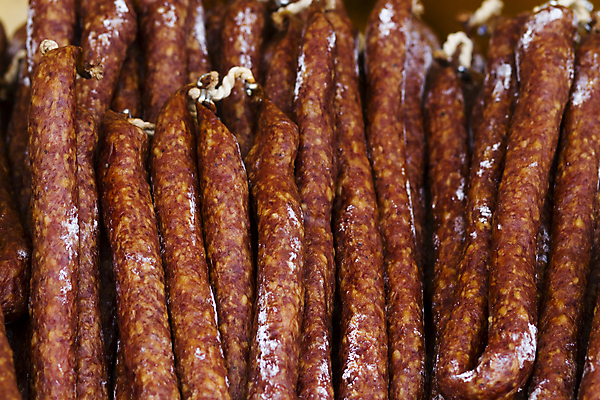 포토 JPG 해외이미지 음식 재료 육류 돼지고기 사람없음 야외 빨간색 상점 시골 신선 소시지 수집 이탈리아문화 날것 살라미 정물화 페퍼로니 핸드메이드 해외202004 해외포토 컬러 식재료 가공식품 그림 유럽문화 파일형식 이미지허브