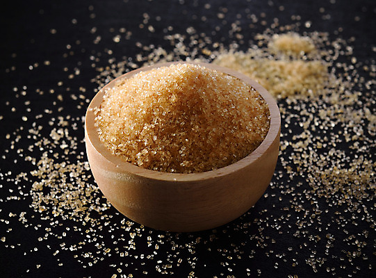 포토 JPG 해외이미지 식재료 검은배경 실내 사람없음 조미료 달콤 설탕 황설탕 해외202004 해외포토 백그라운드 내부 검은색 맛 향미료 파일형식 이미지허브