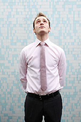 포토 JPG 해외이미지 응시 셔츠 생각 하늘 넥타이 미래 노동자 한명 정장 20대 벨트 비즈니스맨 정중 해외202004 해외포토 직업 1 시선 잡화 옷 남자 컨셉 상의 비즈니스 사람 청년 직장인 파일형식 이미지허브