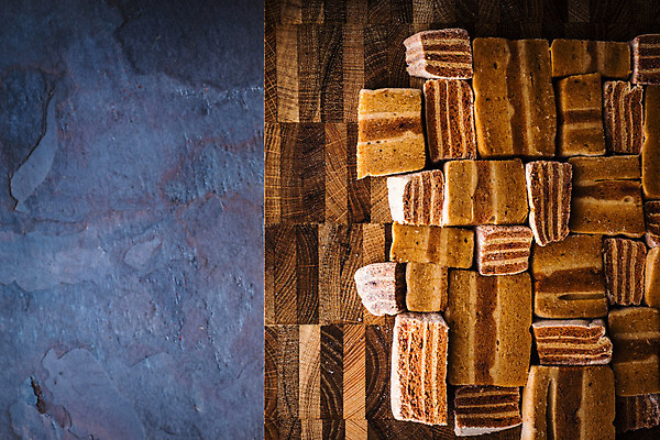 포토 JPG 해외이미지 전통 음식 조각 과일 탁자 디저트 요리 사람없음 목재 가로 파란색 갈색 과자 케이크 어둠 빵집 흰색 달콤 맛 사과 설탕 굽기 먹기 층 러시아인 페스츄리 많음 해외202004 해외포토 서양인 나무 빵 컬러 가구 컨셉 재료 모션 상점 구이 파일형식 이미지허브