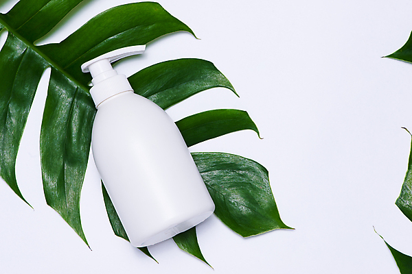 포토 JPG 해외이미지 실내 사람없음 하이앵글 스파 화장품 흰배경 공병 몬스테라 에스테틱 목업 해외202004 해외포토 식물 뷰포인트 백그라운드 내부 뷰티 흰색 병_담는 파일형식 이미지허브