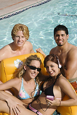 포토 JPG 해외이미지 주간 커플 응시 여자 남자 수영복 수영장 미소 들기 앉기 여러명 상반신 성인 야외 앞모습 선글라스 헤드셋 성인만 해외202004 해외포토 자연요소 시선 옷 안경 뷰포인트 음향기기 다수 관계 모션 표정 사람 헤드폰 파일형식이미지허브