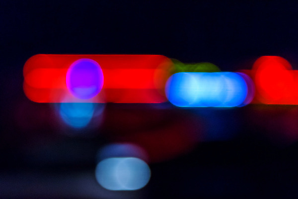 포토 JPG 해외이미지 모양 디자인 선 백그라운드 크리스마스 패턴 자동차 유리 추상 휴가 불꽃 전등 안전 사람없음 야외 장식 가로 빨간색 파란색 빛 긴급 경찰 야간 소프트포커스 블러 효과 해외202004 해외포토 자연요소 직업 기념일 육상교통 컬러 무늬 재질 불 조명 촬영기법 파일형식 이미지허브